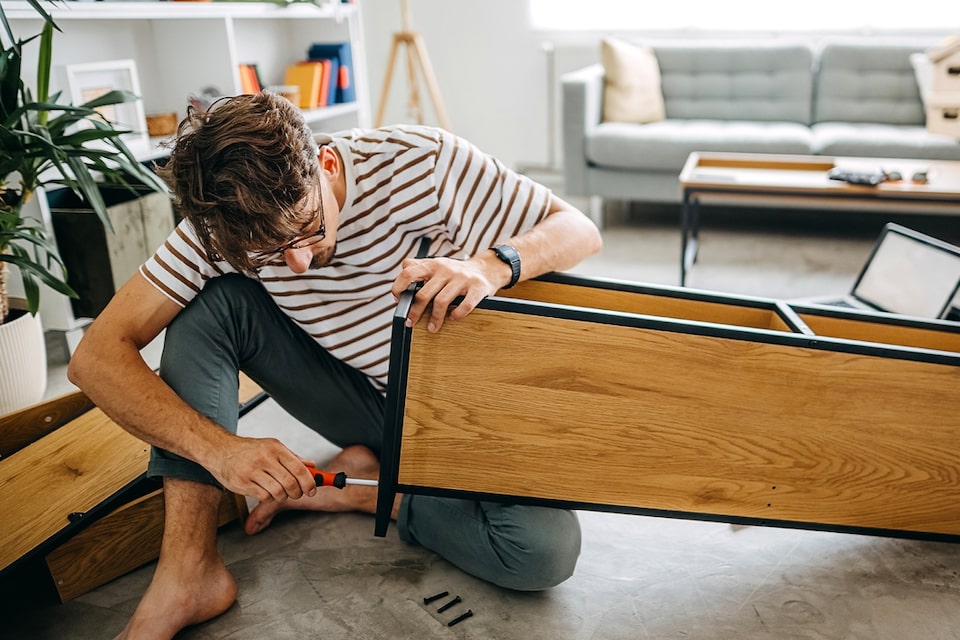 chico armando un mueble