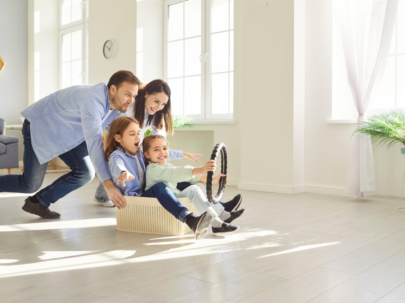 familia jugando con un auto hecho de tacho
